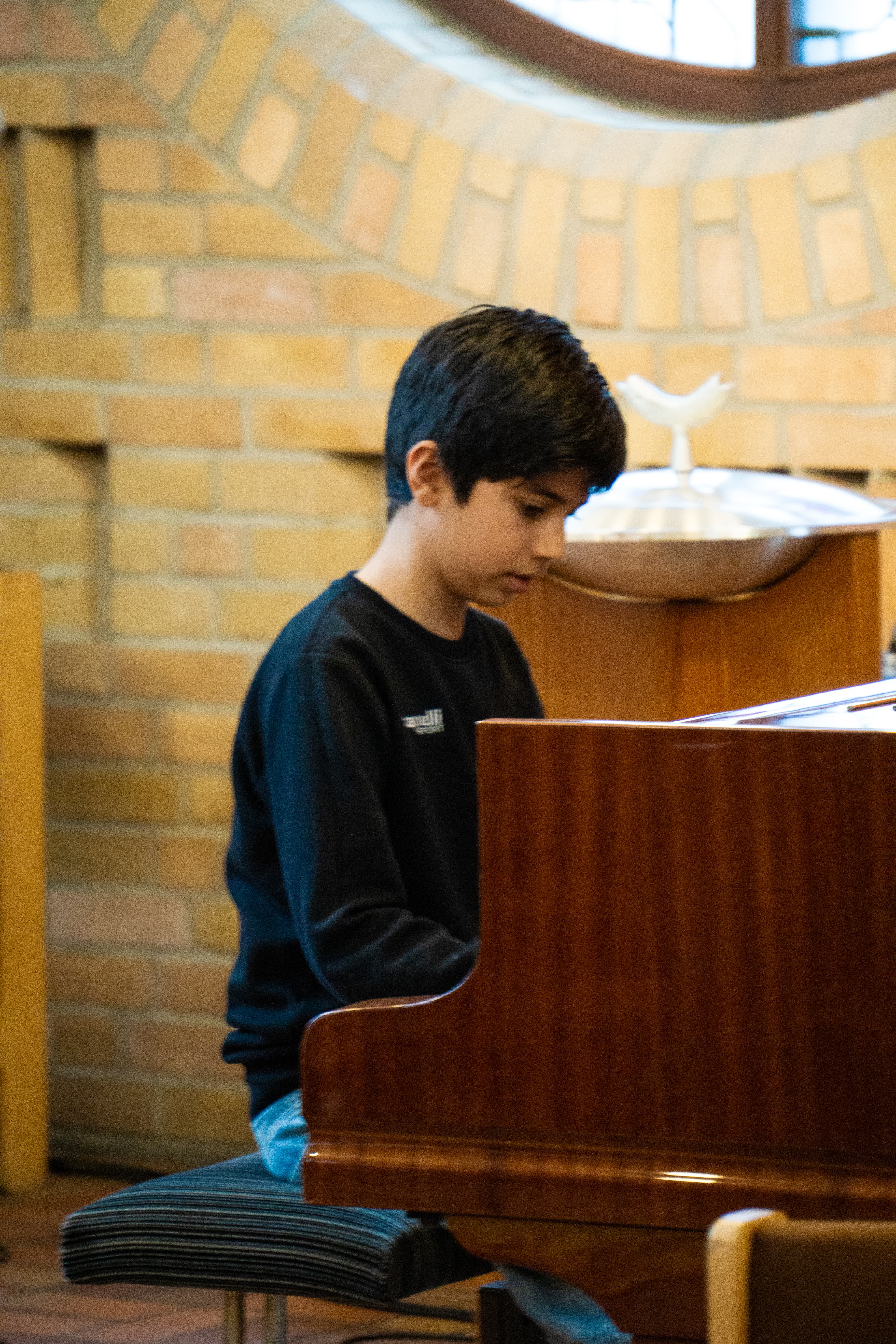 Zwei Moderatorinnen von Musik integriert e.V. am Notenpult bei einem Benefizkonzert in einer Kirche