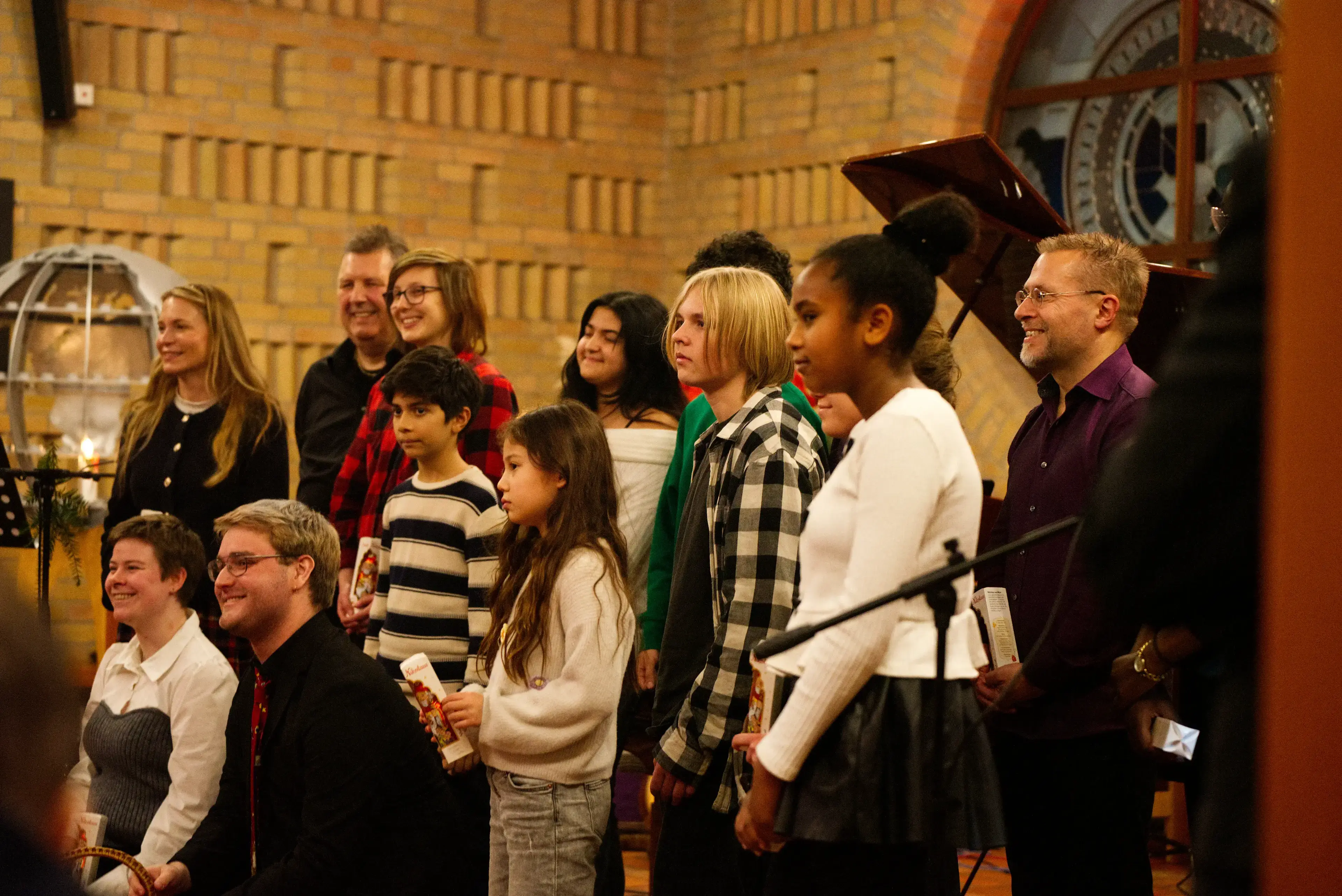 Die geförderten Kinder und Jugendlichen von Musik integriert e.V. stehen nach einem Benefizkonzert gemeinsam auf der Bühne